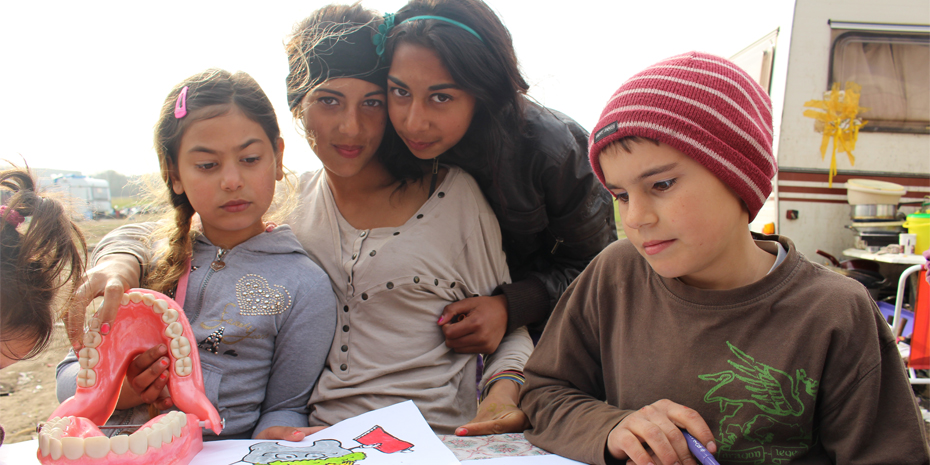 Une machoire géante débarque auprès des familles et enfants Roms à Nantes pour la promotion de l’hygiène bucco-dentaire