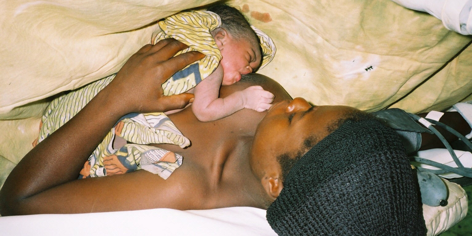 Mains de sage femme : la mortalité materno-infantile en Afrique lue en braille