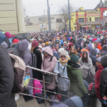 20 Gare de Lviv Queue pour atteindre un train pour Pologne Vignette