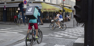 « Chaque jour, je mets du coton entre mon caleçon et mon pantalon » : l’intimité blessée des livreurs à vélo